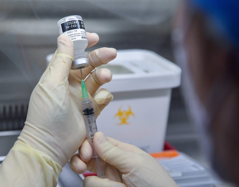 Συνεχίζεται η κόντρα για τις πατέντες των εμβολίων – Τι λένε στην ΕΡΤ κυβερνητικές πηγές