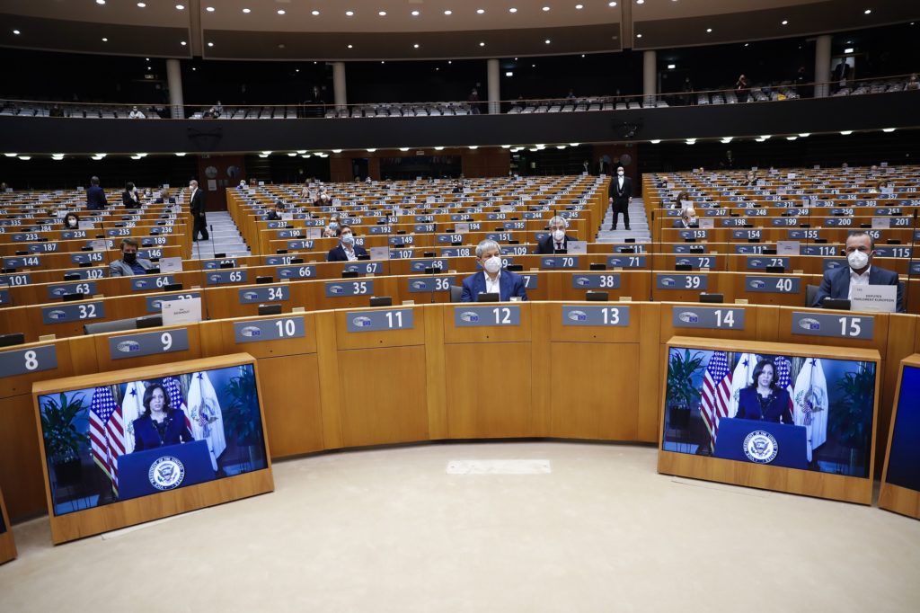 Ευρωκοινοβούλιο: Φόρος τιμής στις γυναίκες στην πρώτη γραμμή της πανδημίας