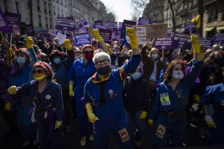 Χιλιάδες διαδηλώτριες στη Γαλλία ενάντια στις διακρίσεις σε βάρος των γυναικών