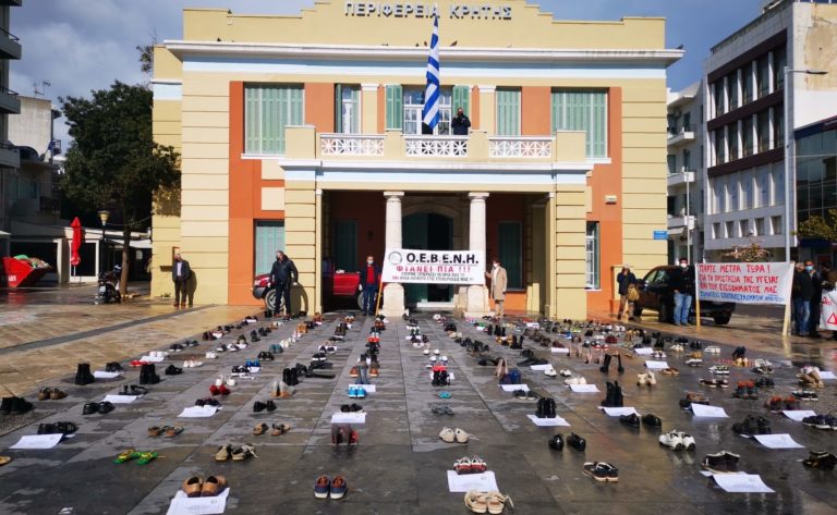 Ηράκλειο – διαμαρτυρία εμπόρων: Άδεια παπούτσια για τα άδεια καταστήματα