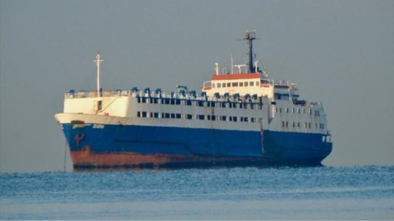 Ανοιχτά του λιμανιού της Καλαμάτας το φορτηγό πλοίο με τα άρρωστα βοοειδή