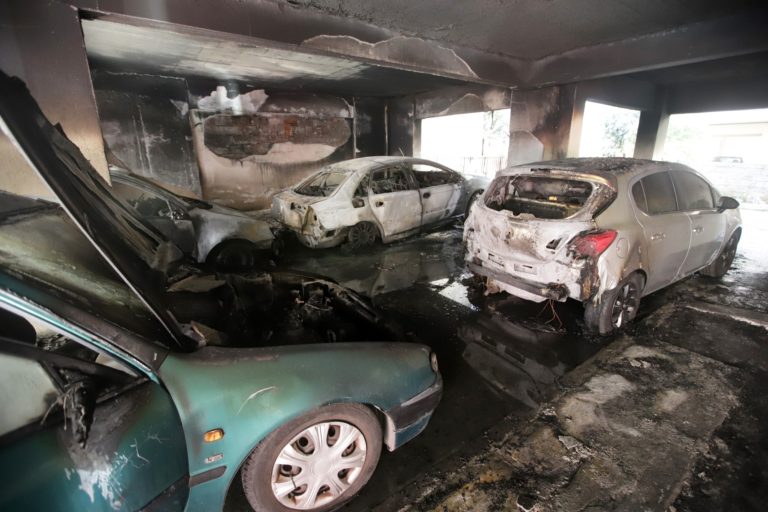 Θεσσαλονίκη: Φωτιά σε πυλωτή – 2 άτομα προληπτικά στο νοσοκομείο, σοβαρές υλικές ζημιές (video)