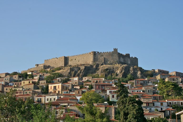 Κίνδυνος αποκόλλησης βράχων κάτω από το κάστρο Μολύβου