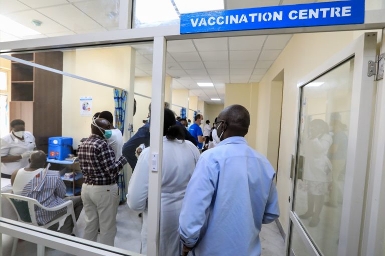 Πανηγυρική έναρξη εμβολιασμών σε Νιγηρία, Κένυα και Ρουάντα