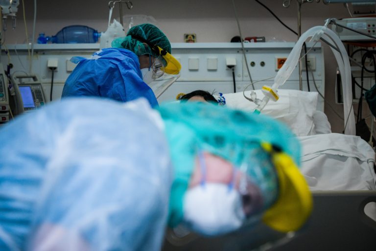 Μετάλλαξη Δ: Ποιοι κινδυνεύουν περισσότερο – Πόσο προστατεύουν τα εμβόλια