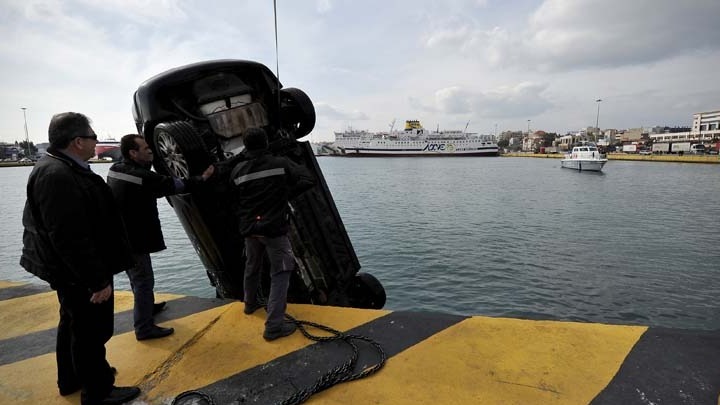 Πτώση ΙΧ στο λιμάνι του Πειραιά