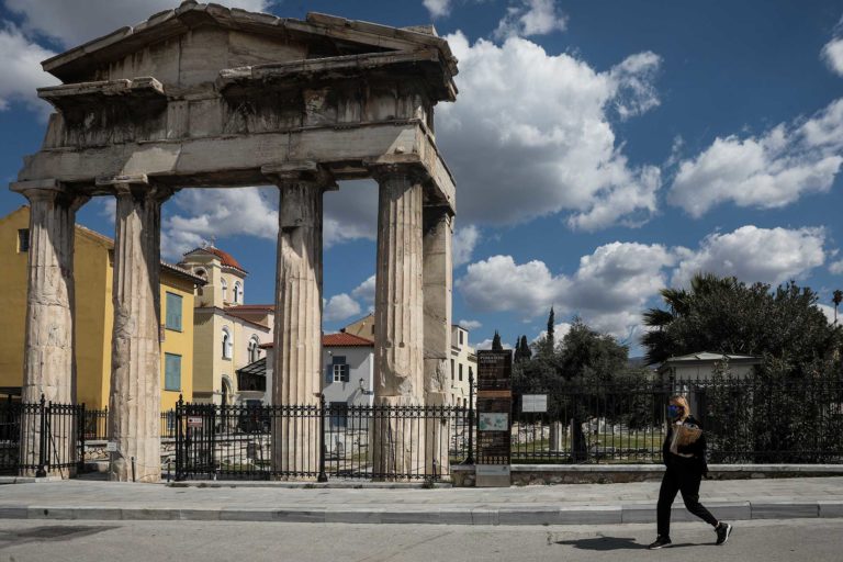 Lockdown: Σύσκεψη για νέο μείγμα μέτρων στον απόηχο των “μαύρων” ρεκόρ