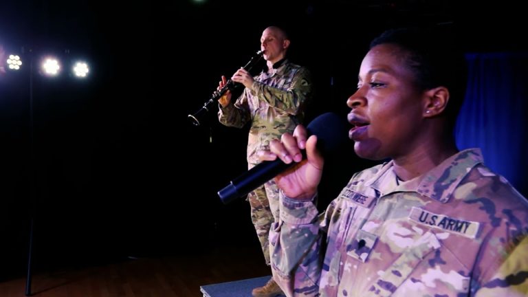 Η μπάντα του αμερικανικού στρατού ερμηνεύει τον «Χορό του Ζαλόγγου»