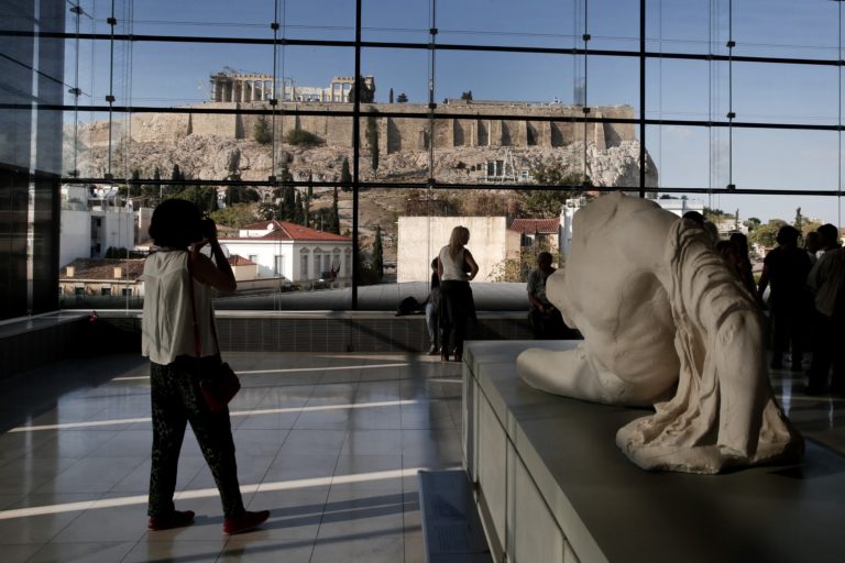 Απάντηση της Λ. Μενδώνη στον Βρετανό ομόλογό της: Αυτό που δεν έπραξαν οι Γότθοι, το έπραξαν οι Σκώτοι