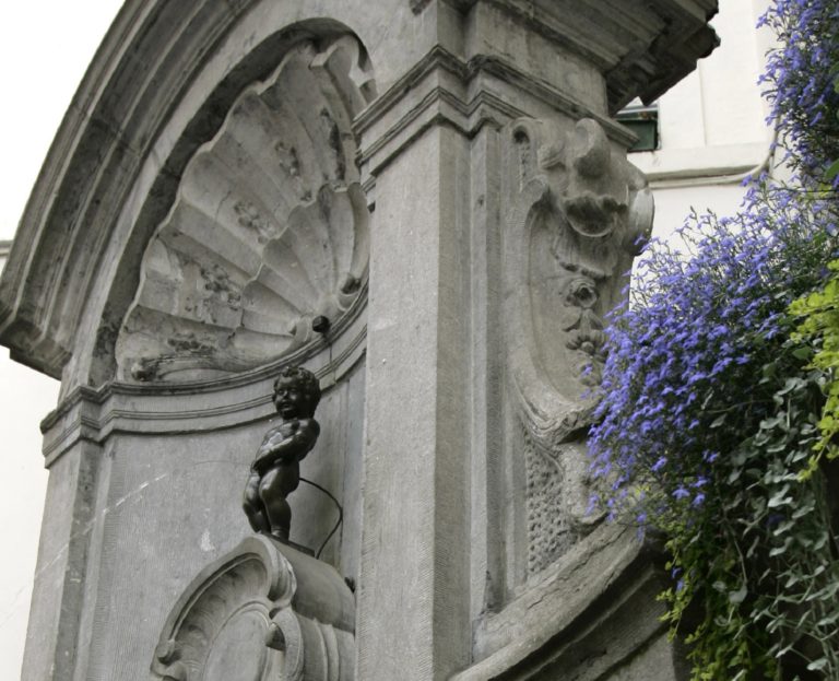 Βέλγιο: Εύζωνας θα ντυθεί το Manneken Pis για τα 200 χρόνια από την Ελληνική Επανάσταση