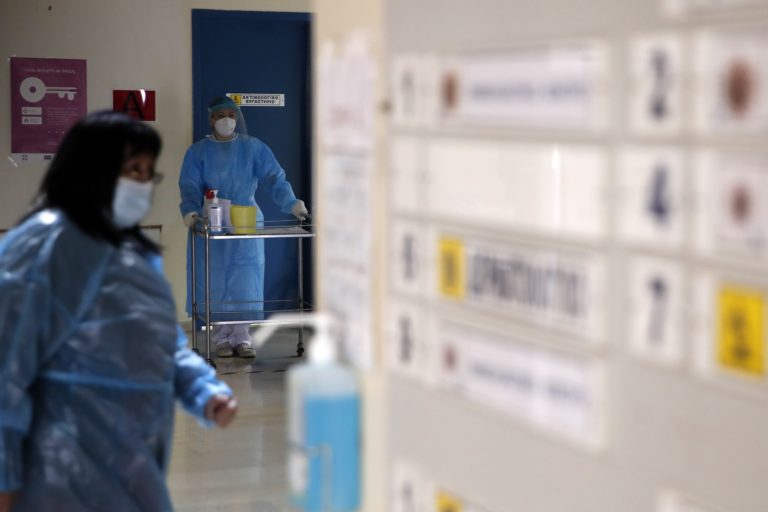 Ανησυχία για τις μεταλλάξεις – Σε “τεντωμένο σχοινί” τα νοσοκομεία