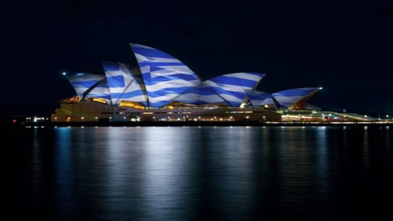 Φωταγώγηση εμβληματικών κτιρίων ανά τον κόσμο στα χρώματα της ελληνικής σημαίας