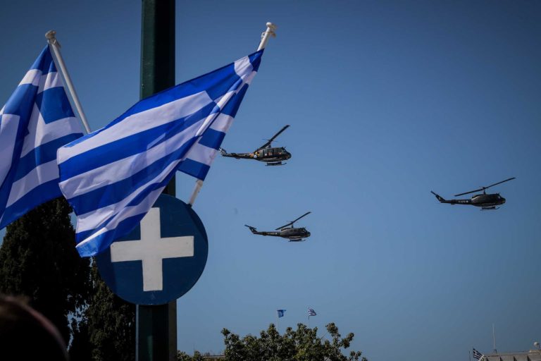 25η Μαρτίου: Η μεγάλη στρατιωτική παρέλαση σε μια Αθήνα “ντυμένη” στα γαλανόλευκα
