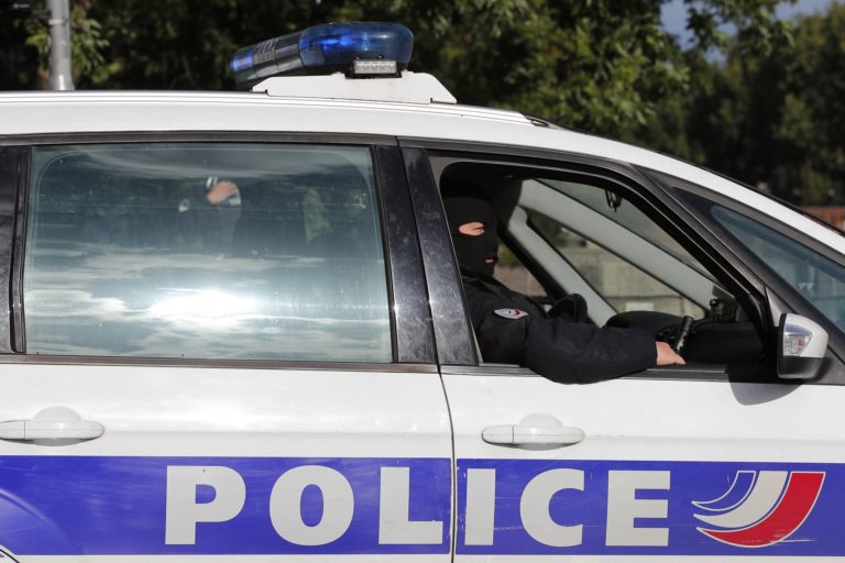 Γαλλία: Άνδρας ντυμένος σαν νίντζα τραυμάτισε δύο αστυνομικίνες με ξίφος