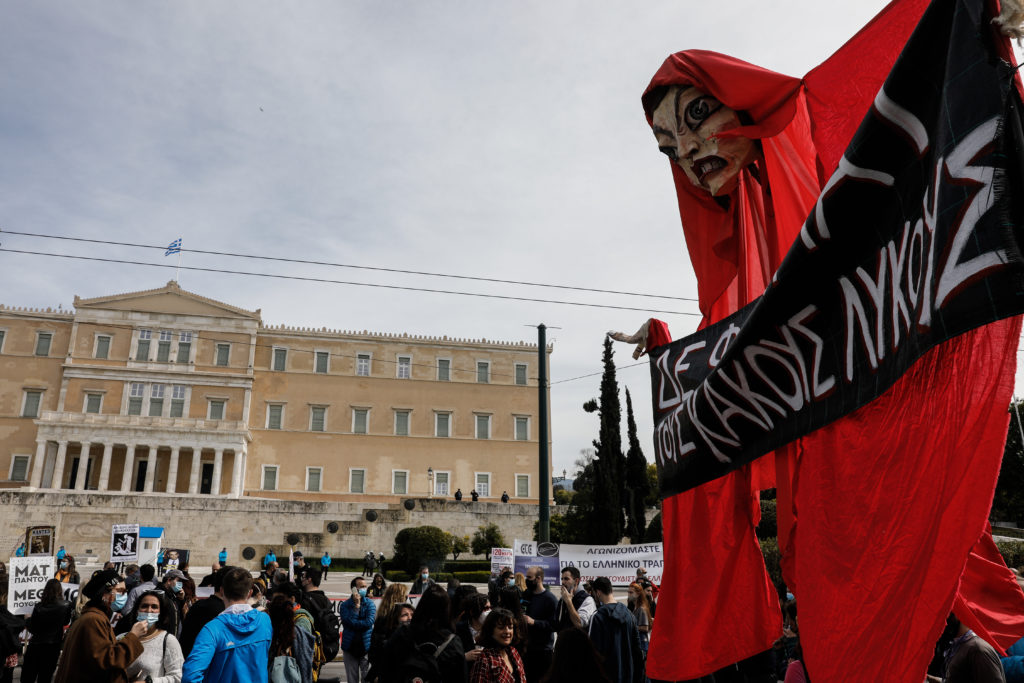 Συγκέντρωση διαμαρτυρίας και πορεία από τους καλλιτέχνες (βίντεο)