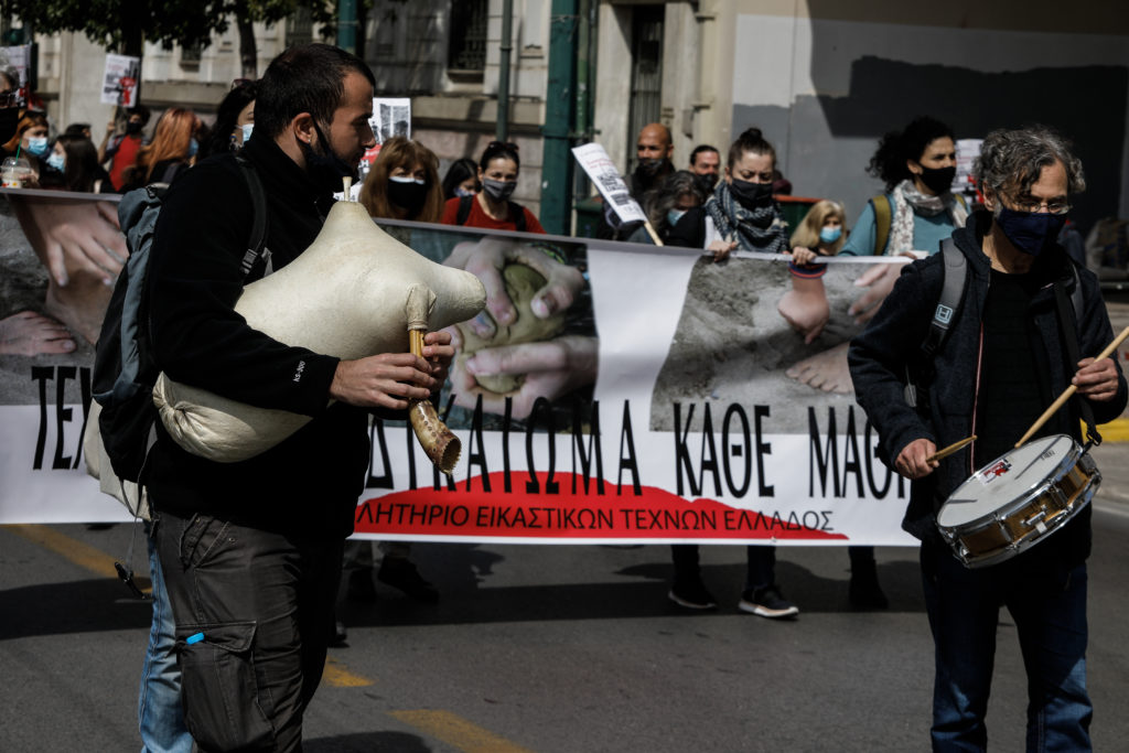 Συγκέντρωση διαμαρτυρίας και πορεία από τους καλλιτέχνες (βίντεο)