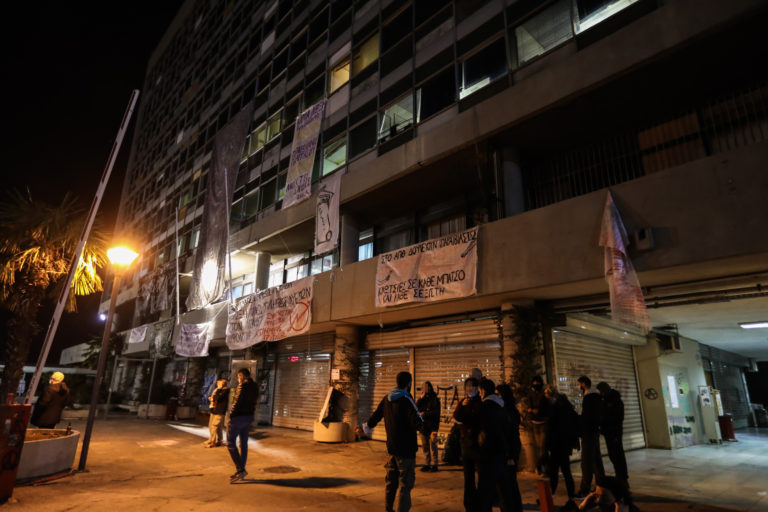 Αστυνομικές δυνάμεις περικύκλωσαν το ΑΠΘ