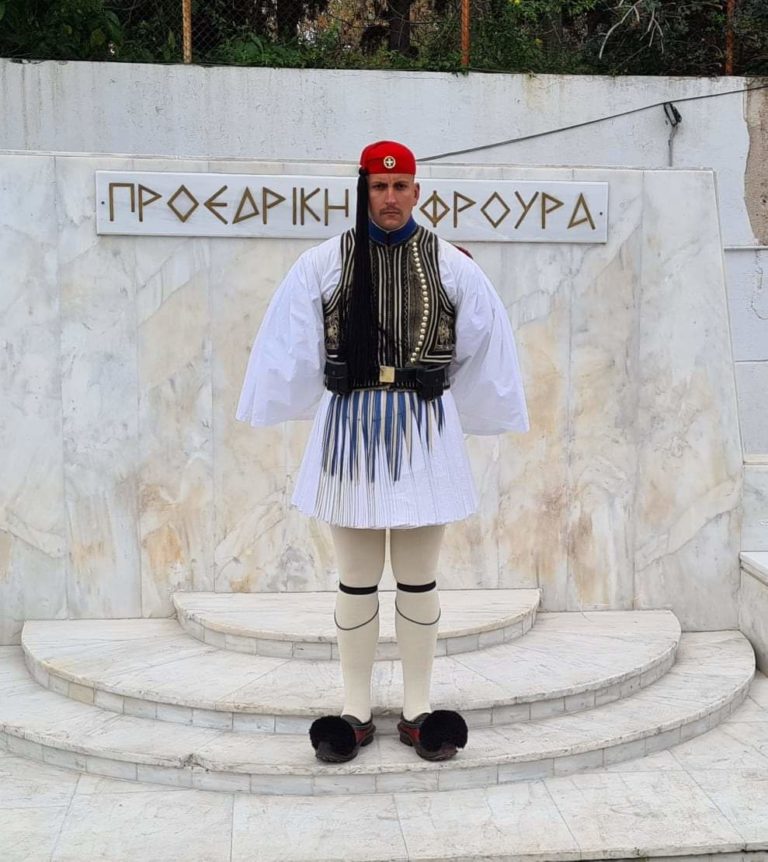 Ο πρώτος Εύζωνας από το Φλάμπουρο στην Προεδρική Φρουρά