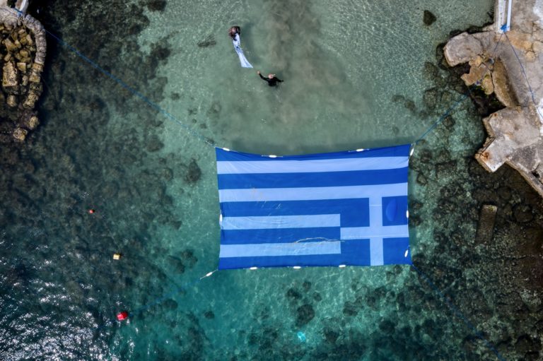 Πειραιάς: Η ελληνική σημαία στη θάλασσα για την επέτειο της Ελληνικής Επανάστασης (φωτο)