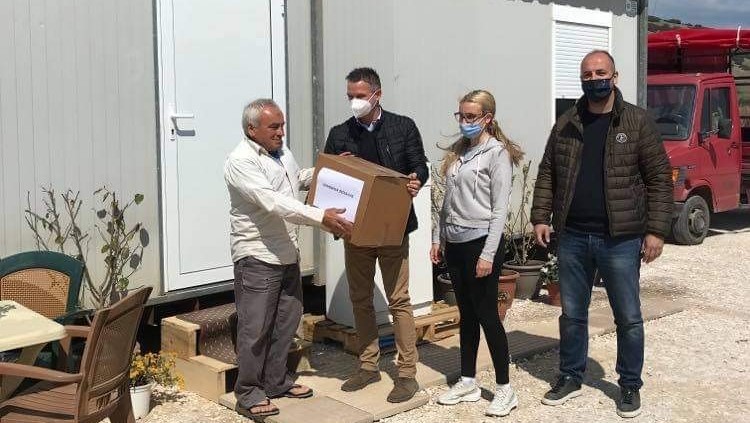 Δέματα “αλληλεγγύης” στους σεισμόπληκτους Τυρνάβου και Ελασσόνας