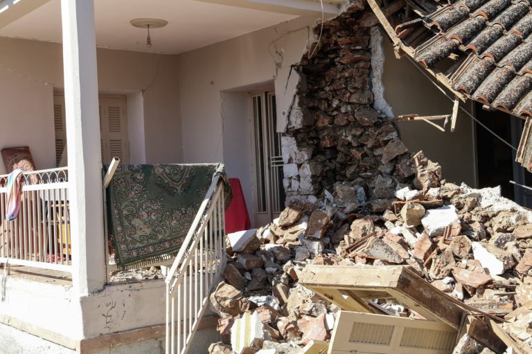Σεισμός Ελασσόνας: Συσκέψεις και καταγραφή ζημιών – Συνεχείς οι μετασεισμοί (video)