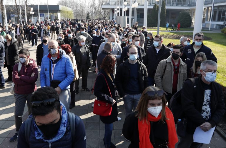 Σερβία: Χιλιάδες ξένοι, κυρίως υπήκοοι γειτονικών χωρών, εισέρχονται στη χώρα για να εμβολιαστούν