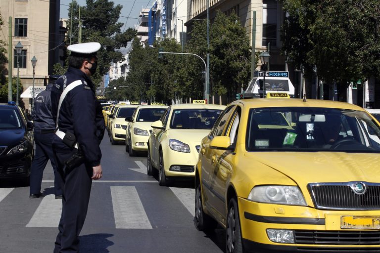 Στα χέρια των αρχών απατεώνας ταξιτζής –  Έκλεβε pin και κάρτες από επιβάτες (video)