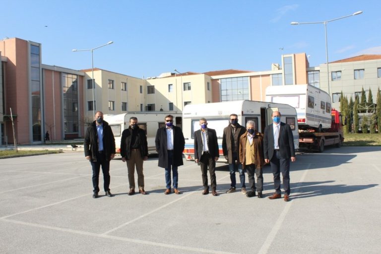 Τρία τροχόσπιτα για τους σεισμοπαθείς παρέδωσε στην Περιφέρεια η Συνεταιριστική Τράπεζα Θεσσαλίας