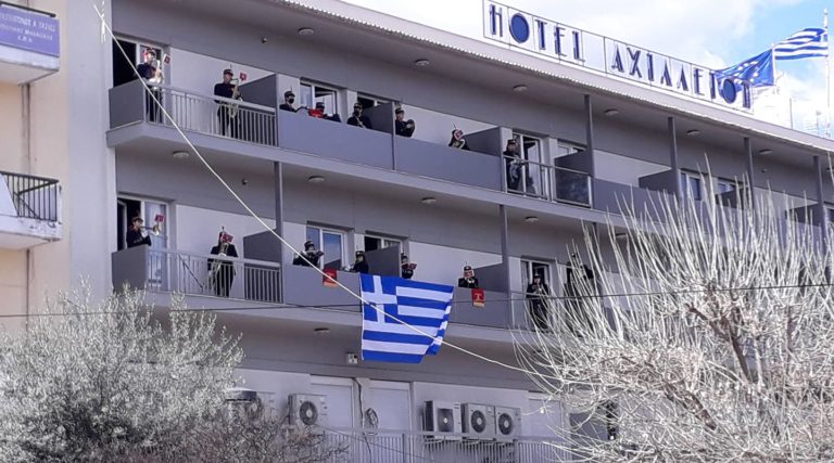 Τρίκαλα: Εμβατήρια της Φιλαρμονικής από τα… μπαλκόνια για την 25η Μαρτίου