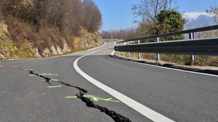 Ρωγμές σε δρόμο στην περιοχή της κατολίσθησης (πηγή: bresciaoggi.it)