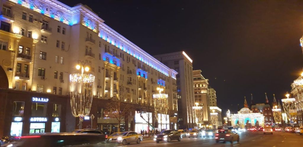 Φωταγωγήσεις στην Αγία Πετρούπολη και τη Μόσχα με τα ελληνικά χρώματα