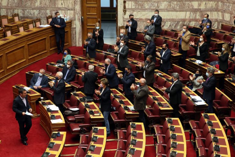 Σύσταση προανακριτικής με 187 ψήφους: Σε οξείς τόνους η αντιπαράθεση στη Βουλή (video)