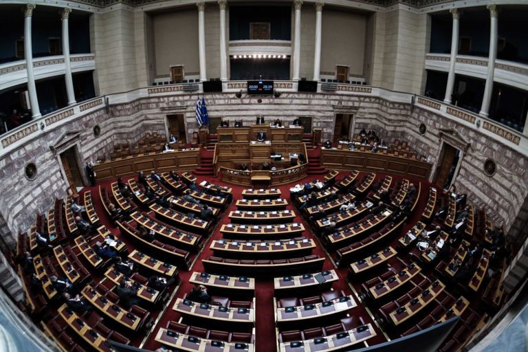 Βουλή: Συζήτηση σε επίπεδο πολιτικών αρχηγών την Παρασκευή για το σχέδιο αντιμετώπισης της πανδημίας