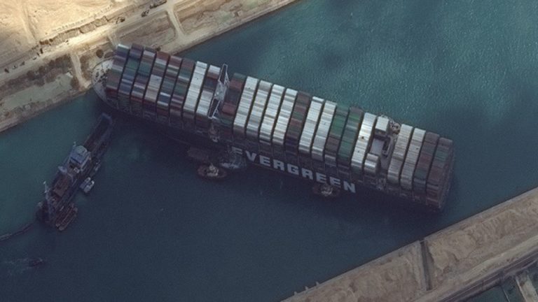 Διώρυγα Σουέζ: Έως και 3,5 μέρες θα χρειαστούν για να λήξει η συσσώρευση πλοίων