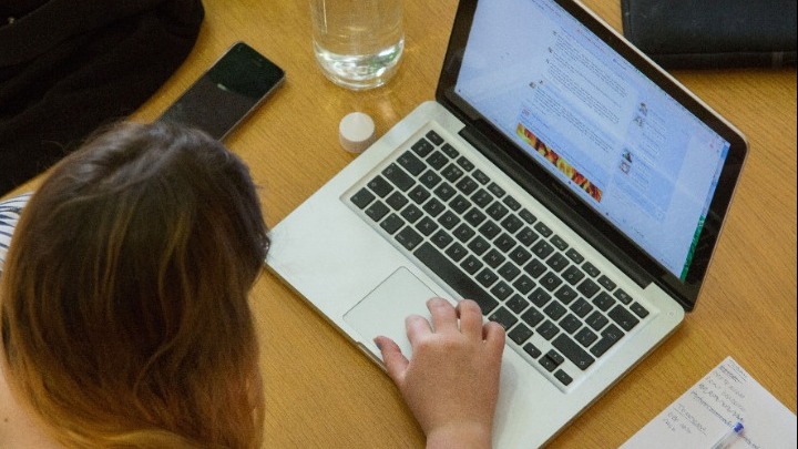 Τηλεκπαίδευση και τηλεργασία: To «όπως με βολεύει» μπροστά στον υπολογιστή μπορεί να βλάψει την υγεία