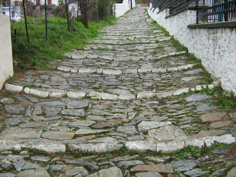 Διαγωνισμό για συντήρηση καλντεριμιών προκηρύσσει ο δήμος Βόλου