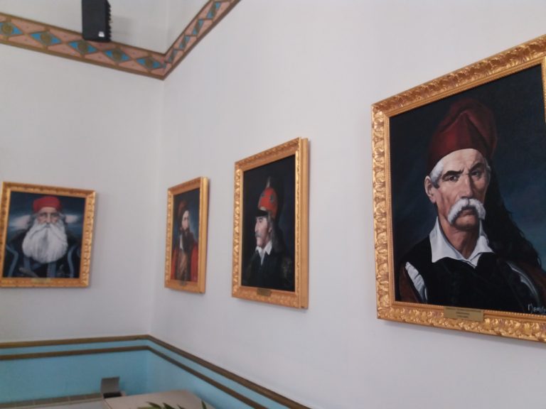 Δέκα πέντε πορτρέτα ηρώων του 1821 κοσμούν το κτήριο της Περιφέρειας Πελοποννήσου