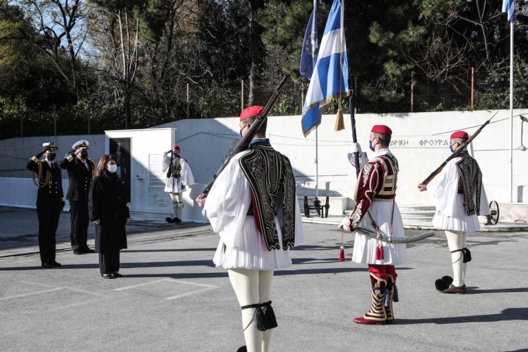 Εορταστικό μήνυμα της ΠτΔ προς τα απόδημα ελληνόπουλα και ξενάγησή τους στην Προεδρική φρουρά (video)