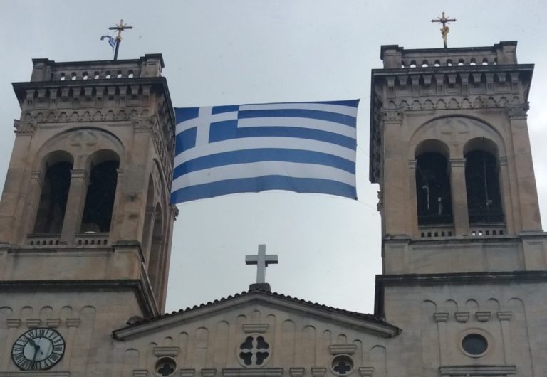Υψώθηκε μεγάλη ελληνική σημαία στον Άγιο Βασίλειο Τρίπολης