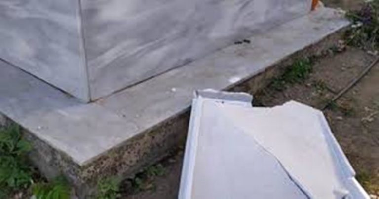 Άμπελοι Σερρών: Βανδάλισαν τάφους κλέβοντας μεταλλικά αντικείμενα