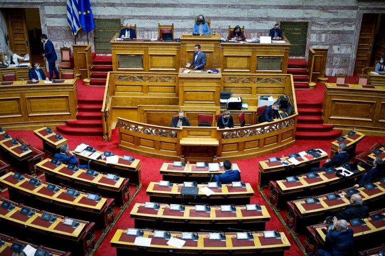 Σε οξείς τόνους αντιπαράθεση στη βουλή για την πανδημία (video)