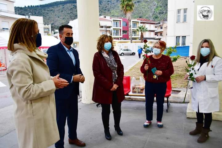 Δήμος Ναυπλιέων: Λουλούδια και γλυκά στις εργαζόμενες του νοσοκομείου