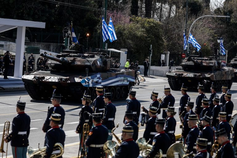 Ιστορική στρατιωτική παρέλαση για την επέτειο της 25ης Μαρτίου (video)