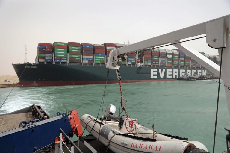 Αίγυπτος: Παραμένει αποκλεισμένη η Διώρυγα του Σουέζ  – Νέα προσπάθεια αποκόλλησης του πλοίου