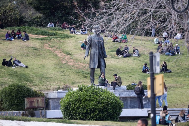 H μάσκα προστασίας από τον κορονοϊό,  βοηθά και όσους υποφέρουν από εποχικές αλλεργίες (audio)