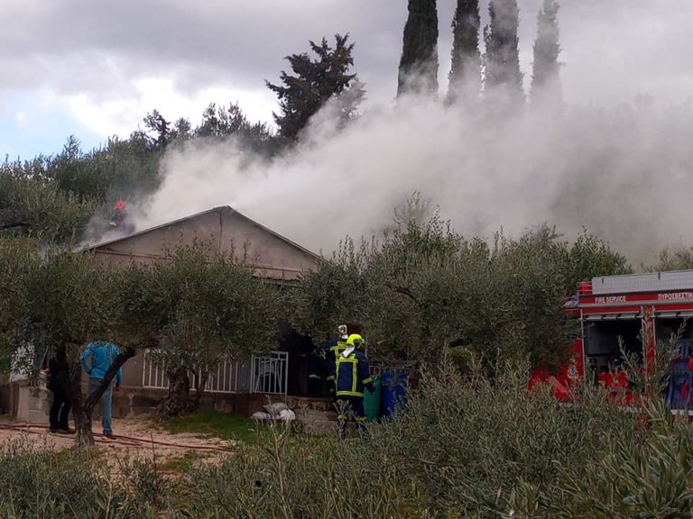 Φωτιά σε αγροικία στην Άλλη Μεριά