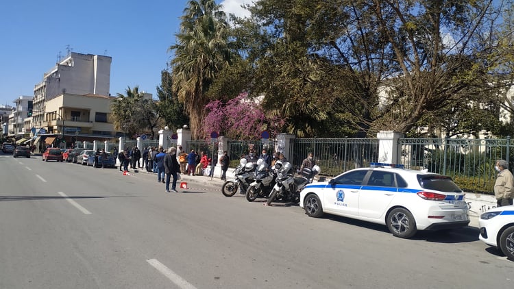 Απολογείται ο 32χρονος για την δολοφονία των δύο αδελφών στη Μακρινίτσα – Ένταση και αποδοκιμασίες από συγγενείς (video)