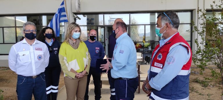 5 καρέκλες με ερπύστριες δώρισε η Κτηνοτροφική Μαγνησίας Α.Ε στο ΕΚΑΒ