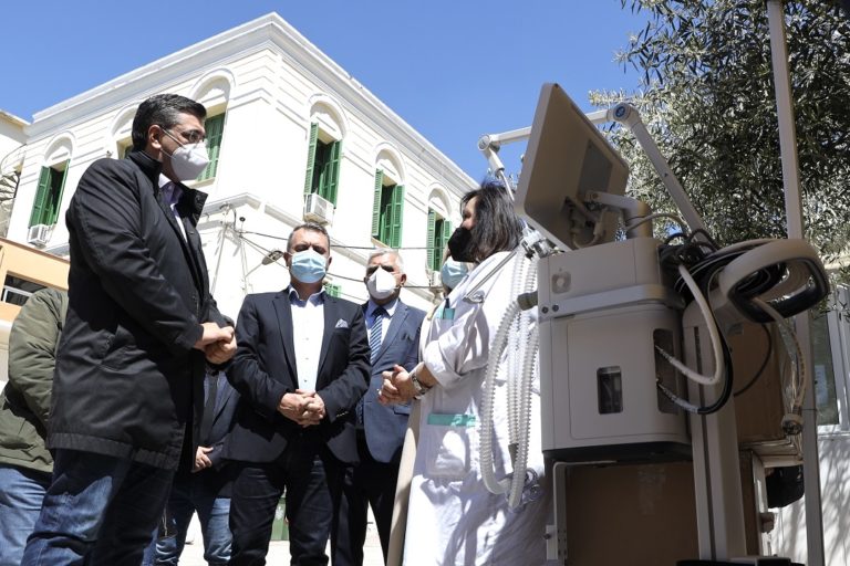 Επτά αναπνευστήρες παρέδωσε ο Απόστολος Τζιτζικώστας στα νοσοκομεία «Γ. Γεννηματάς» και «Άγ. Δημήτριος»