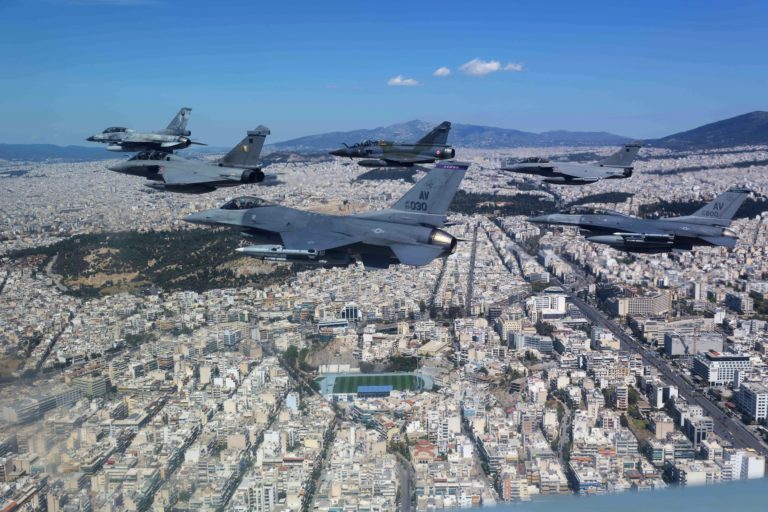 Ηνίοχος 2021: Εντυπωσιακές εικόνες και βίντεο από τη «συνύπαρξη» F-15, F-16, F-18 και Rafale